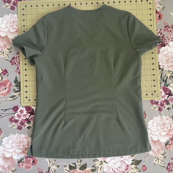 Figs Casma Scrub Top in Moss - small - Picture 4 of 4